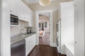 Kühlschrank, Mikrowelle, Wasserkocher mit Kaffee-/Teezubehör