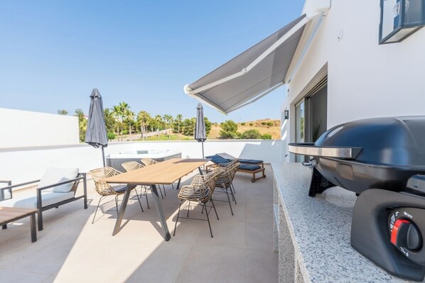 تناول الطعام بالخارج