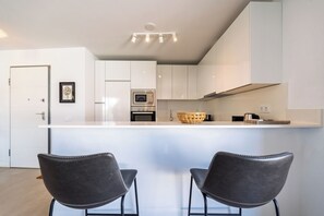 ثلاجة، ميكروويف، فرن، موقد طهي مسطح