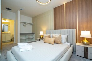 5 室のベッドルーム、デスク、アイロン / アイロン台、旅行用ベビーベッド