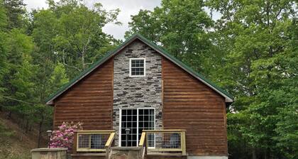 Charming 1-bedroom cabin in fabulous Franklin with AC, WiFi.