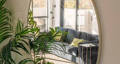 KozyGuru | Homebush West | Modern 2R Apt + Parking