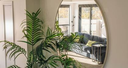 KozyGuru | Homebush West | Modern 2R Apt + Parking