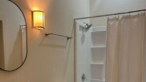 Une salle de bain équipée d’un lavabo, de toilettes et d’un espace douche.