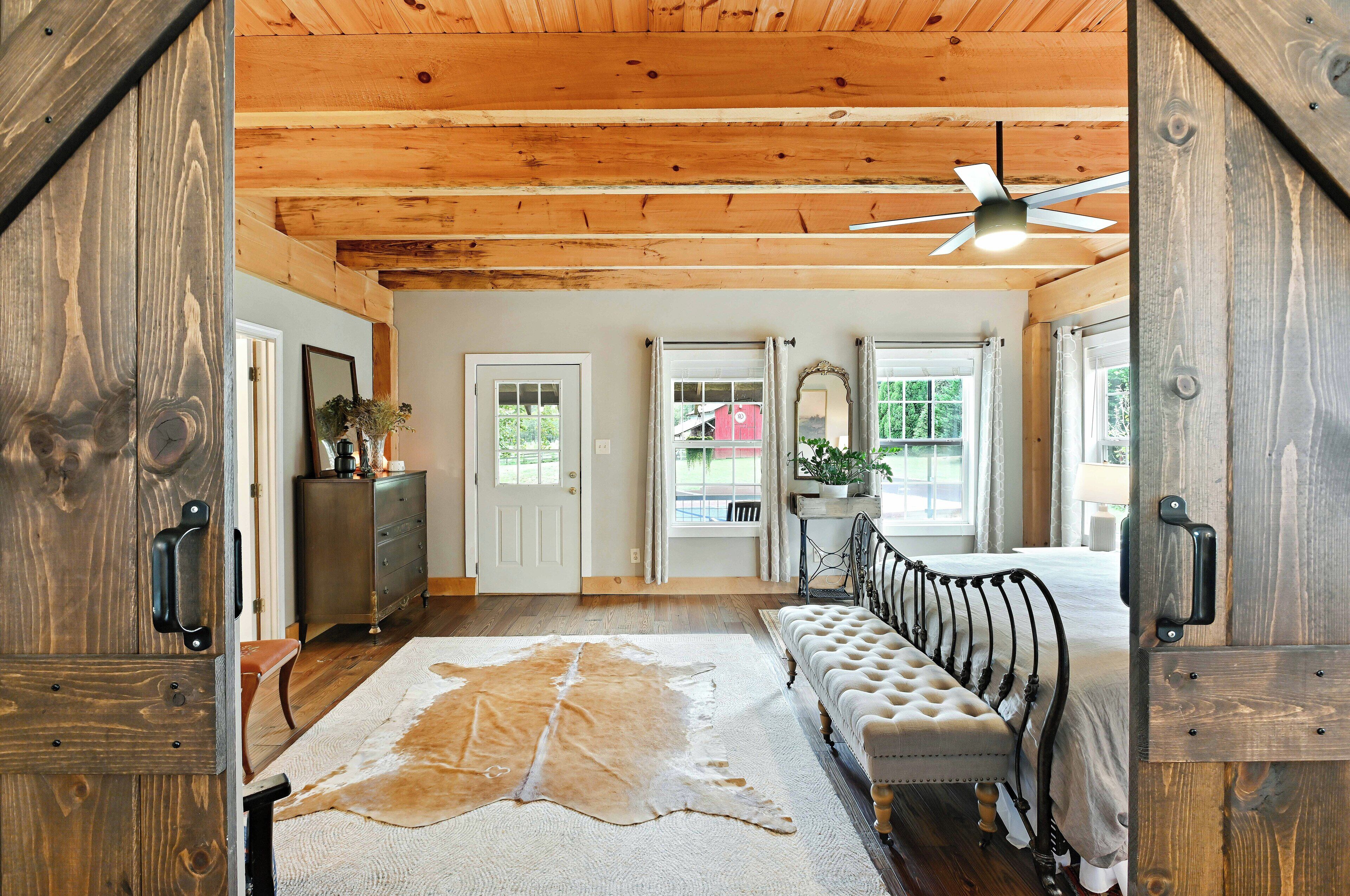 3 chambres, bureau, fer et planche à repasser, lit parapluie