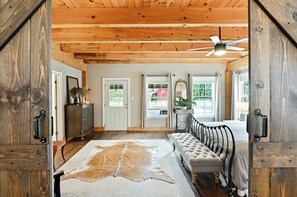 3 Schlafzimmer, Schreibtisch, Bügeleisen/Bügelbrett, Reisekinderbett