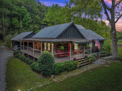 Authentic Cherokee Cabin Farm: Pickleball, Firepit, Swing, Creeks, Grills
