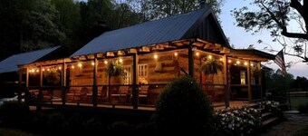 Serene Farmhouse with Firepit, Swing, AC, WiFi, Dual Creeks and fields