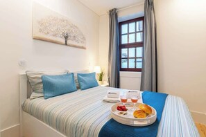 4 bedrooms, iron/ironing board, free WiFi, bed sheets - Sunny Flats w/ Balcony by HostWise (Guimarães)