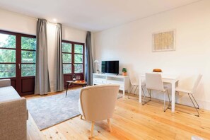 Smart TV - Sunny Flats w/ Balcony by HostWise (Guimarães)