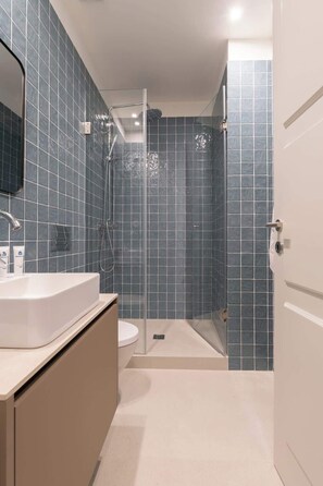 Douche, sèche-cheveux, serviettes fournies