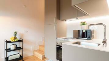 Kühlschrank, Mikrowelle, Ofen, Herdplatte