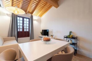 Dining - Spacious & Family Flats by HostWise (Guimarães)