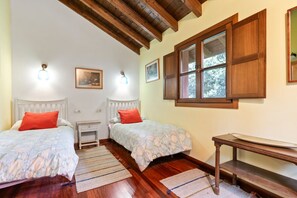 3 habitaciones, tabla de planchar con plancha, internet y ropa de cama 