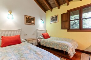 3 bedrooms, iron/ironing board, Internet, bed sheets