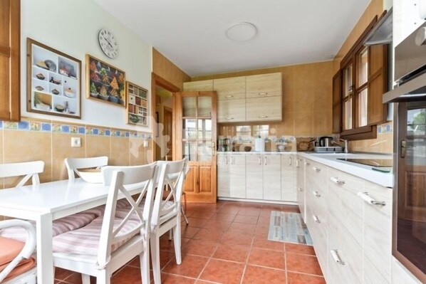 Coffee/tea maker, fridge, microwave, oven