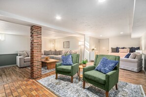 Smart-TV, DVD-spiller, bordtennis og bøker