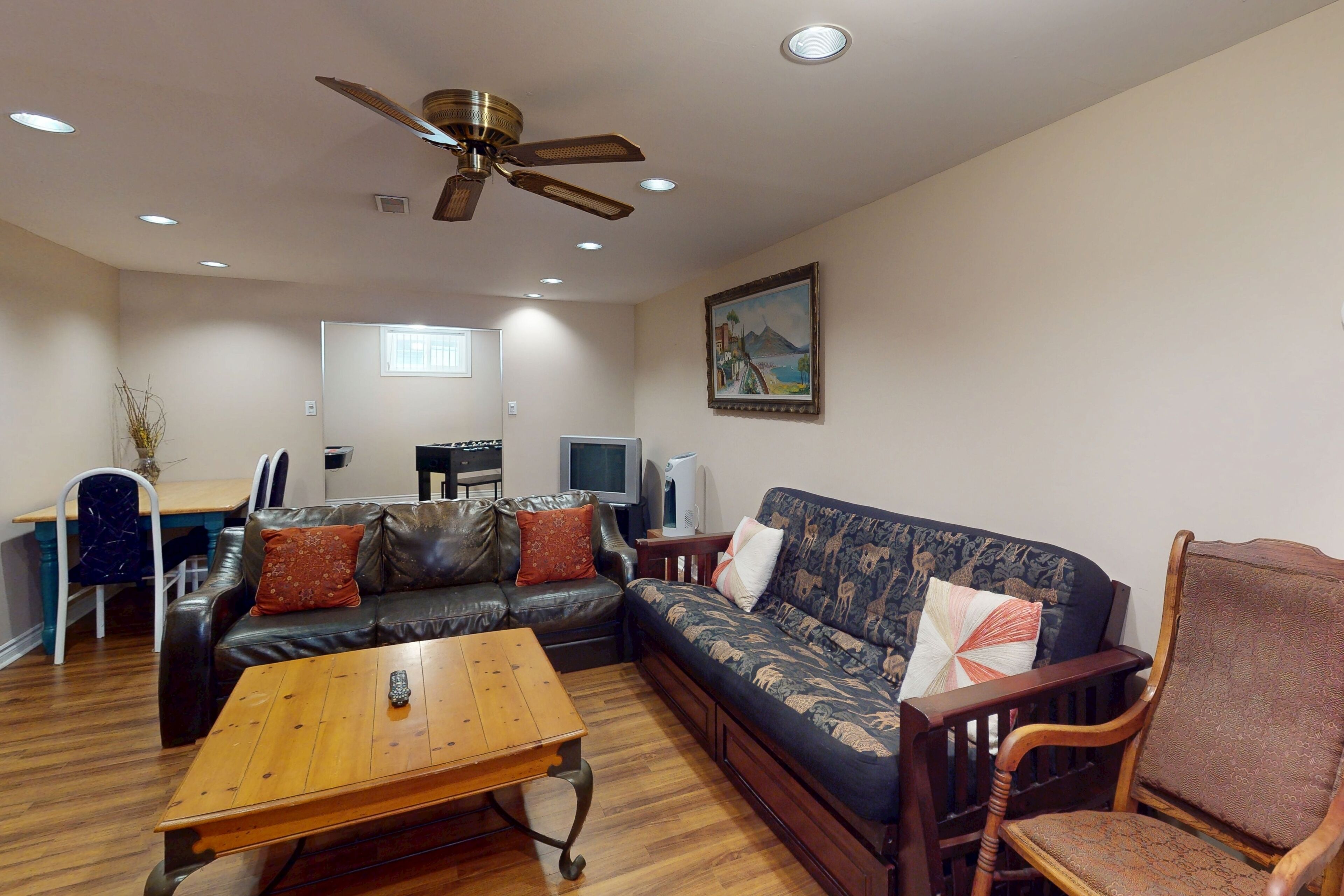 TV, peis, DVD-spiller og fotballspill