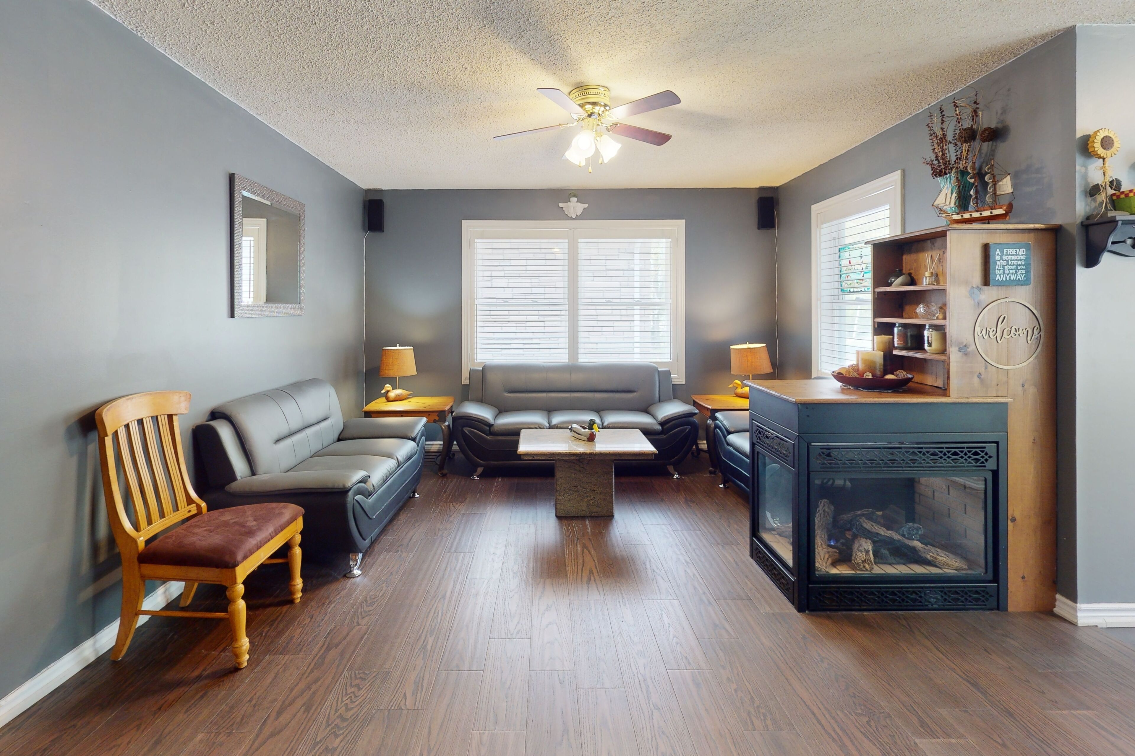 电视、壁炉、DVD 播放器、桌上足球