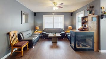 Televisie, een open haard, een dvd-speler en tafelvoetbal