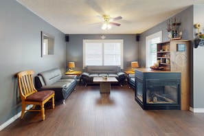 Televisie, een open haard, een dvd-speler en tafelvoetbal