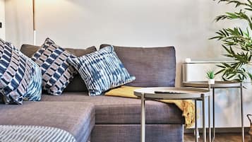 Smart TV, books, stereo