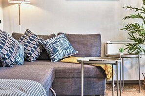 智能电视、书、立体声音响