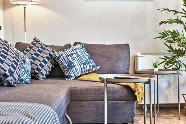 Smart TV, books, stereo - Princess Blue 2 ~ Comfortable Stay in Dining Hub (Portrush)