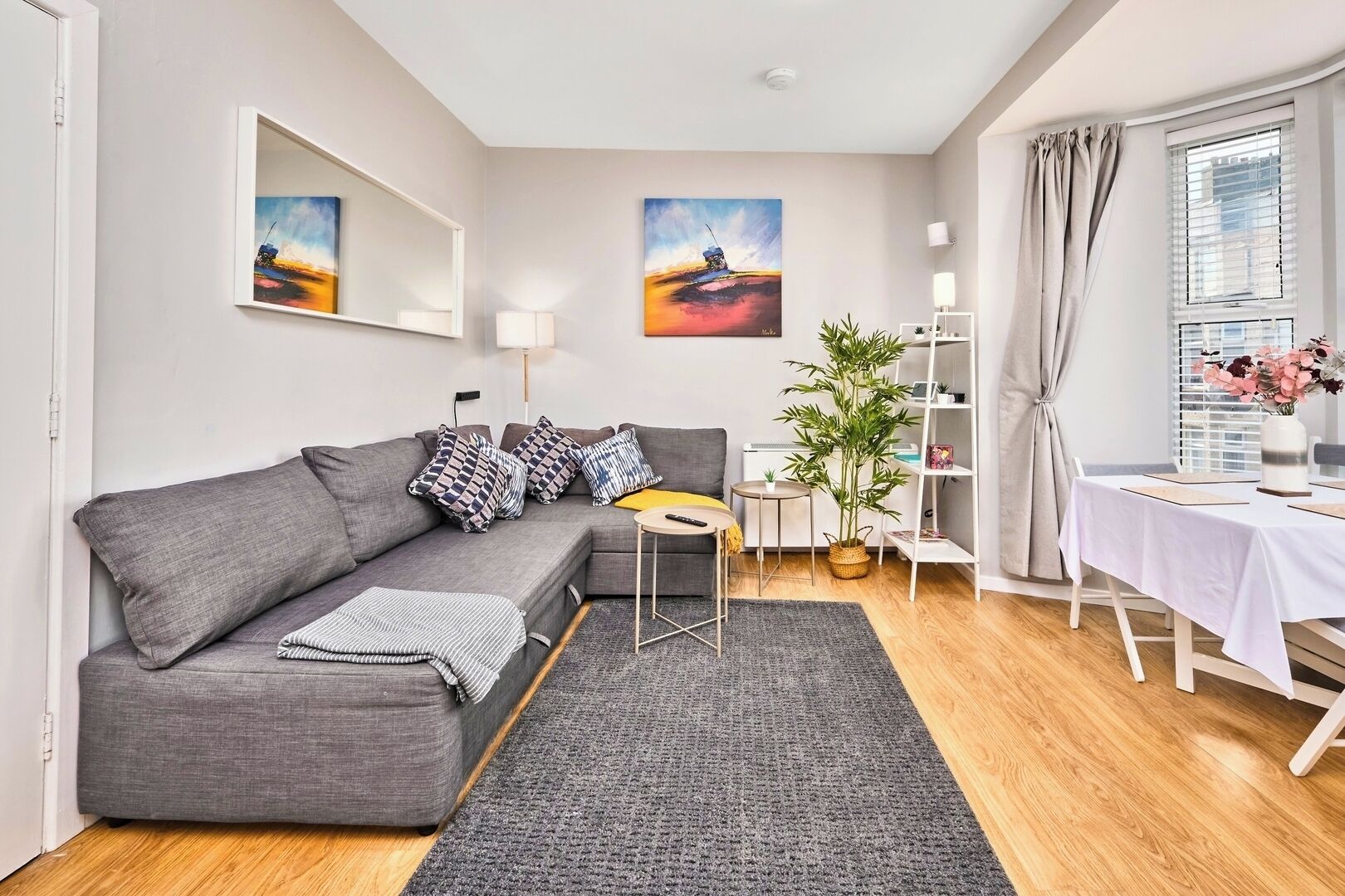 Smart-tv, böcker och en stereo