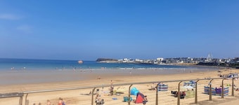 Portrush Harbour Apt Steps to Beach