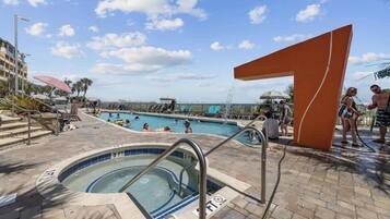 Piscina coberta i piscina a l'aire lliure