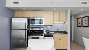 Frigorífic, microones, forn i placa de cuina