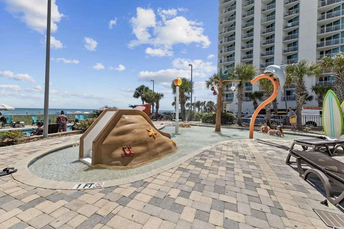 Alberca techada y alberca al aire libre