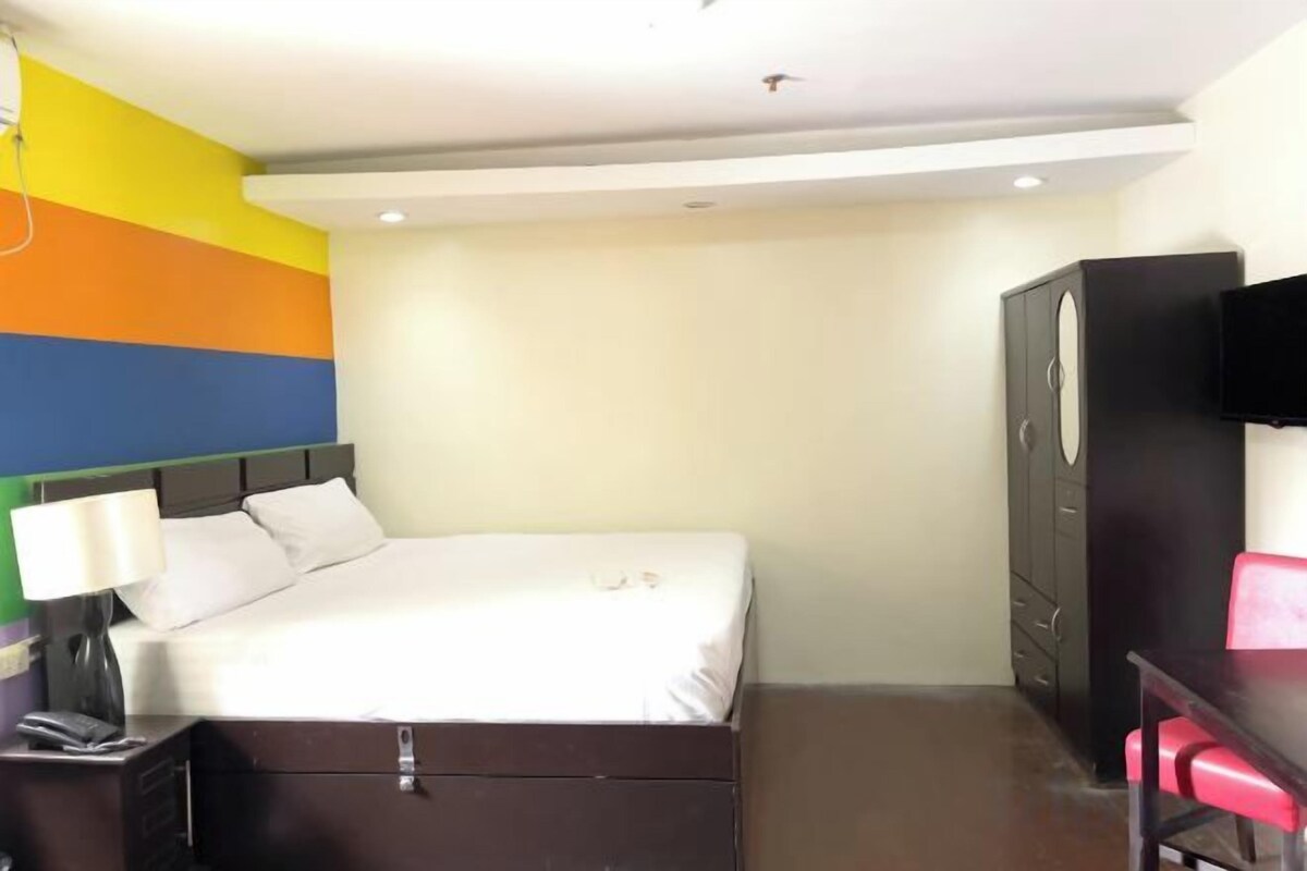 Escritorio, camas supletorias, ropa de cama