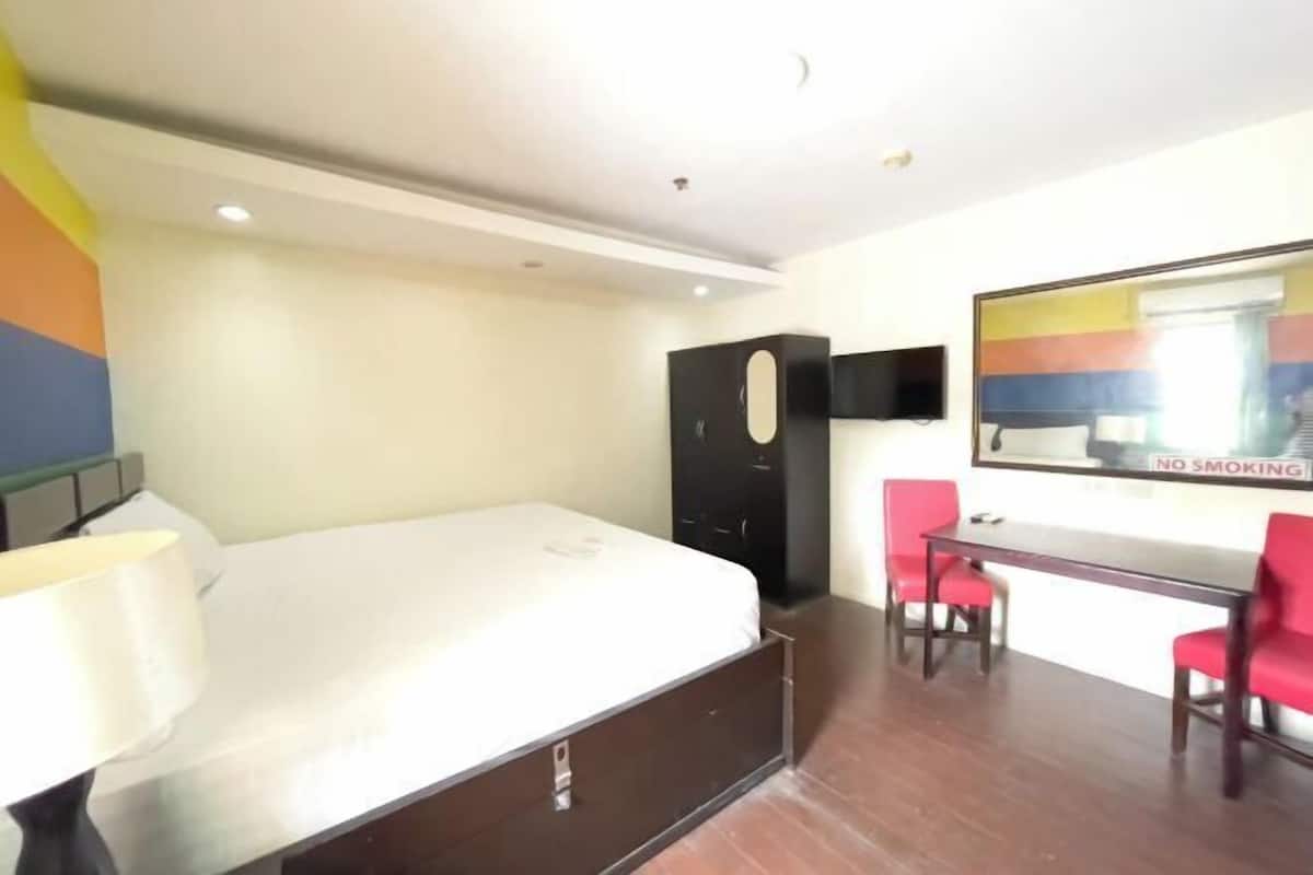 Desk, rollaway beds, bed sheets