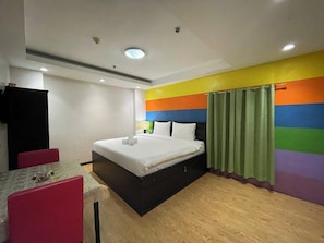 Desk, rollaway beds, bed sheets - Fave Hotel Angeles City formerly Hotel America (Angeles City)
