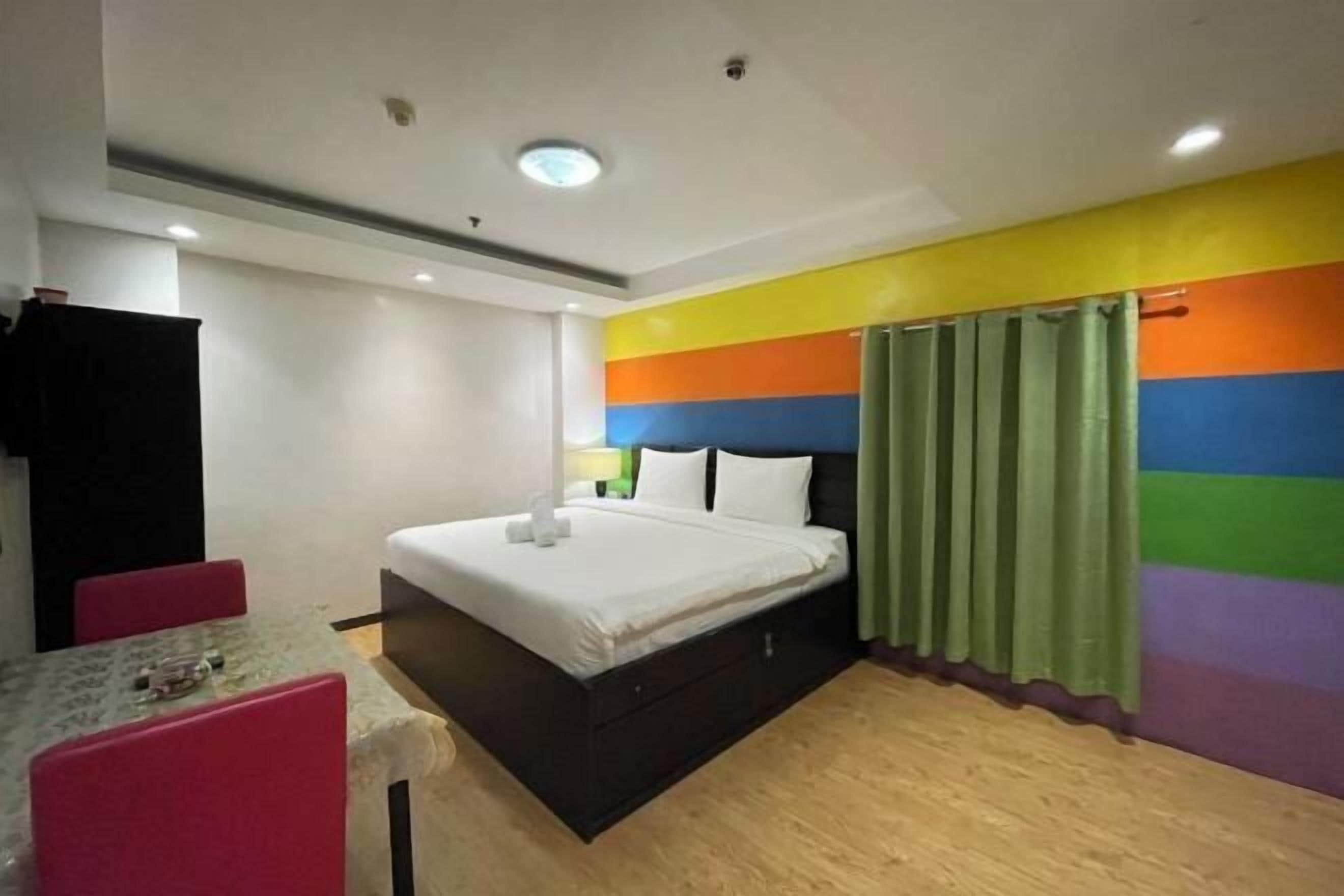 デスク、可動式ベッド、ベッドシーツ