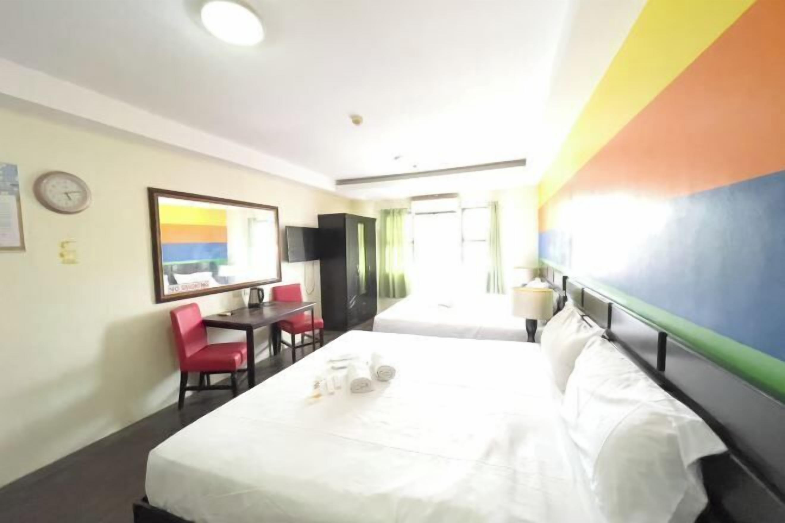 デスク、可動式ベッド、ベッドシーツ