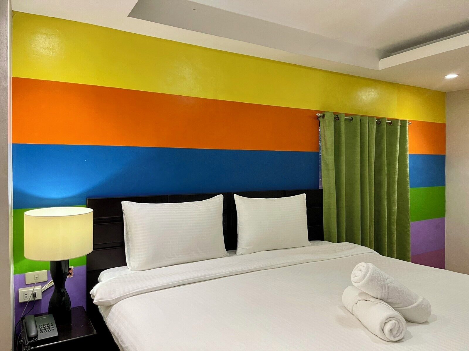 Desk, rollaway beds, bed sheets