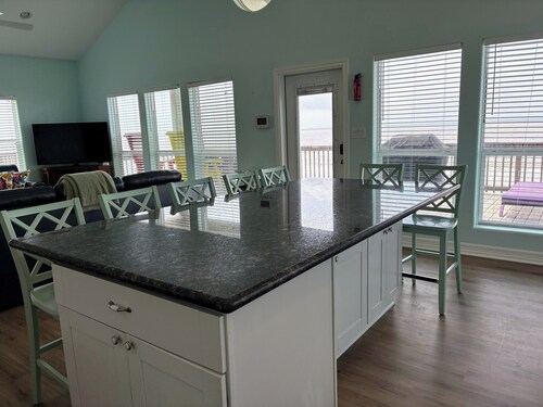 Gone Fishin’ | Bright Beachfront Retreat on the Gulf – Sleeps 8