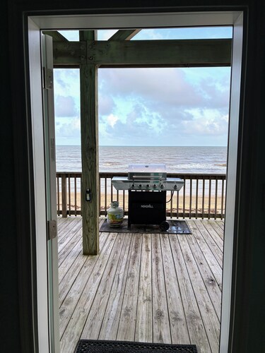 Gone Fishin’ | Bright Beachfront Retreat on the Gulf – Sleeps 8