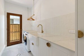 Interior - Sunnyside On Burns 3 Bedroom Holiday House (Byron Bay)