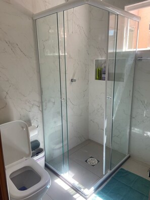 Toallas, jabón, shampoo, papel de baño