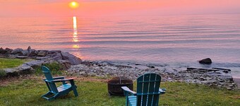 Sunset Serenity: Charming 2-bedroom cottage on picturesque Lake Ontario