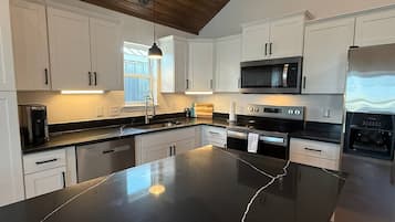 Frigorífic, microones, forn i placa de cuina