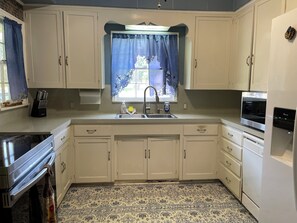 Microwave, oven, stovetop, dishwasher - Spacious 6 bedrooms, 2 of which are master bedrooms, an office and 2 kitchens. (Flint)