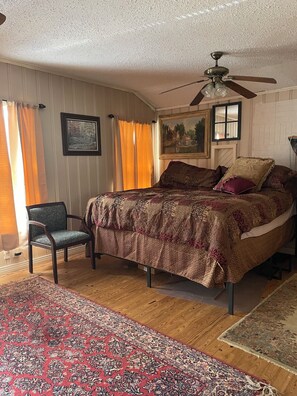 5 bedrooms, desk, free WiFi, bed sheets - Spacious 6 bedrooms, 2 of which are master bedrooms, an office and 2 kitchens. (Flint)