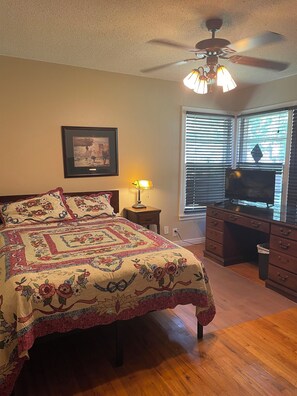 6 bedrooms, desk, iron/ironing board, free WiFi