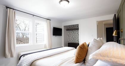 King Size Bed, Work Desk, Near Hwy, Laundry Room Access, Nearby Parking