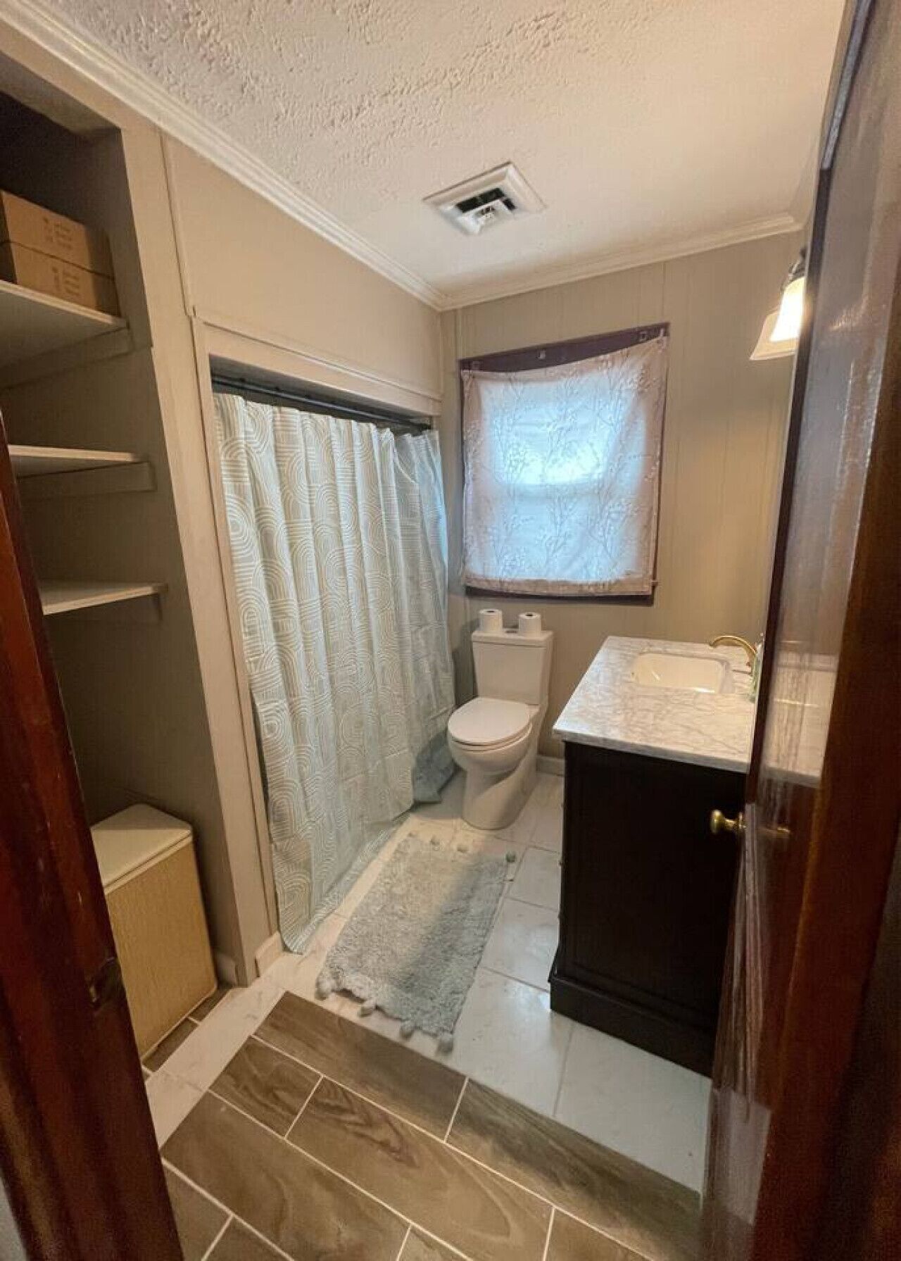 Een douche, een haardroger, handdoeken, zeep